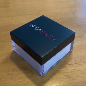 HUDA BEAUTY Easy Bake Loose Baking & Setting Powder 0.71 oz